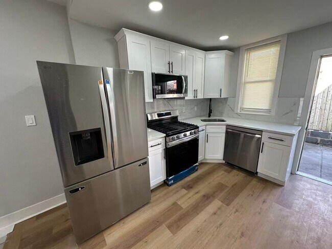 Building Photo - 3b1b house available in South Philly