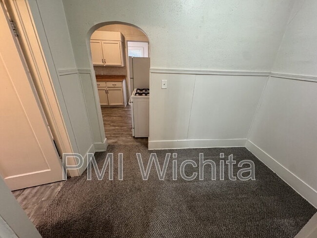 Building Photo - 422 S Glenn St