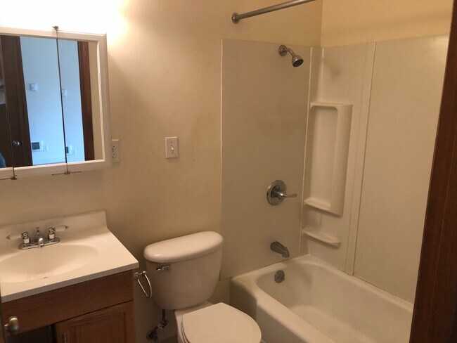 Building Photo - Beautiful 2-Bedroom Apartment with Stunnin...
