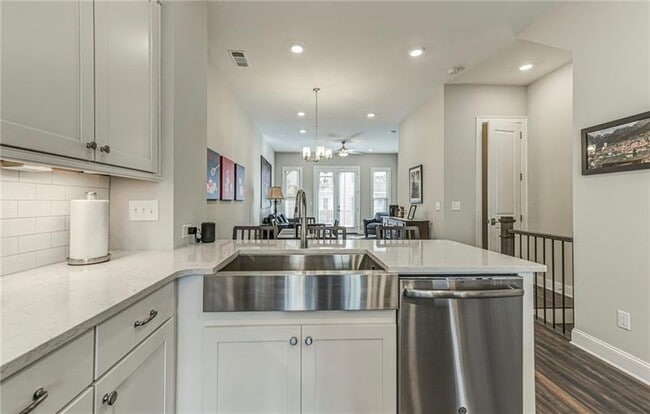 Building Photo - 4321 Parkside Pl