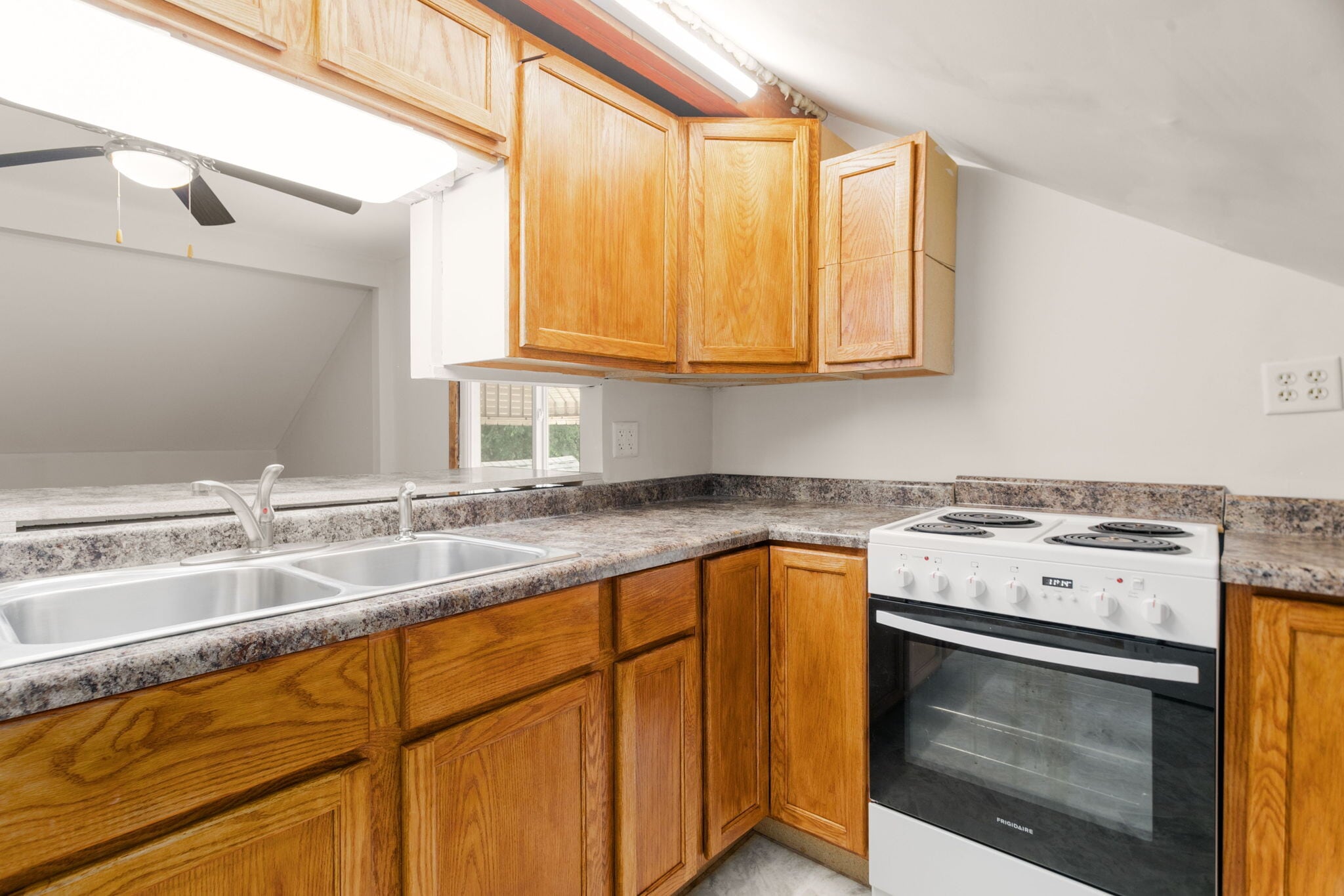 Building Photo - 552 1st Ct