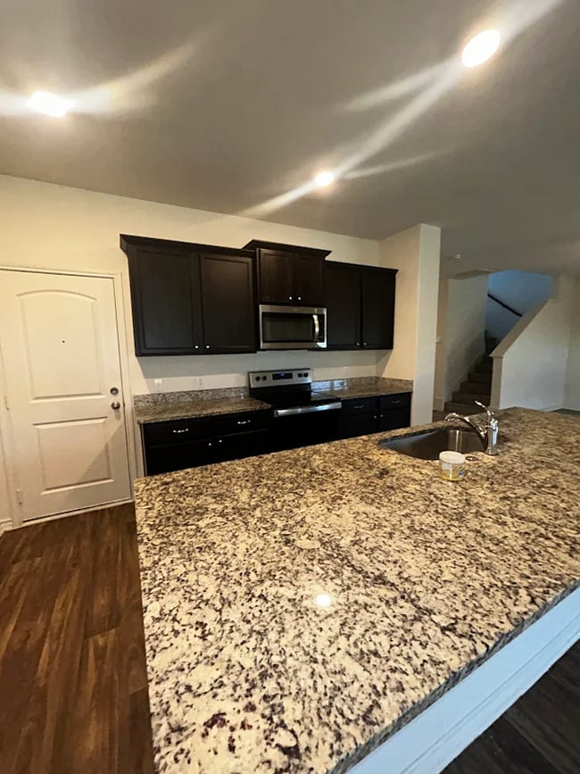 Building Photo - Beautifully Designed 4BR/2.5BA Home In The Charming Town of Elgin