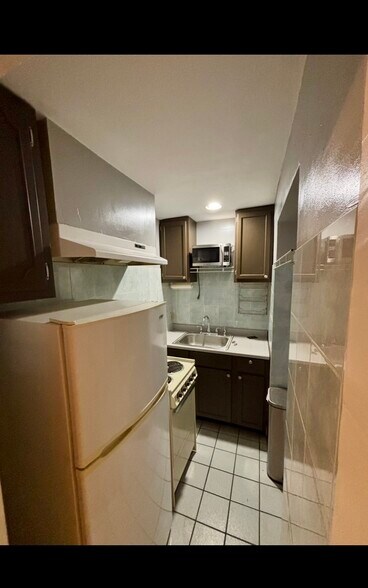 Building Photo - 223 42nd St