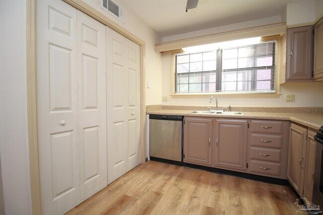 Building Photo - 2375 Sugartree Ave