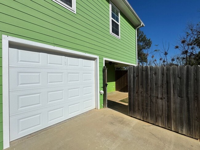 Building Photo - 2311 Airline