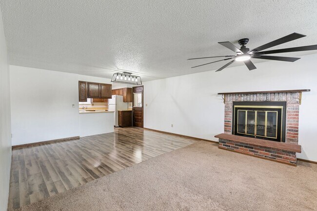 Building Photo - 390 Knotty Pl