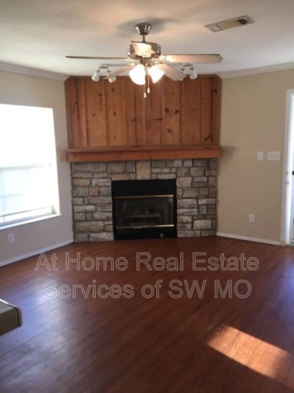 Building Photo - 503 W Warren Ave