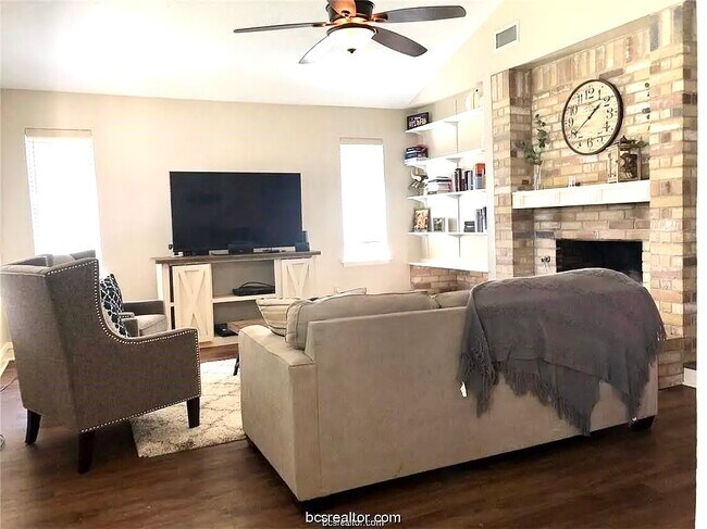 Building Photo - 1004 Crestwood Dr