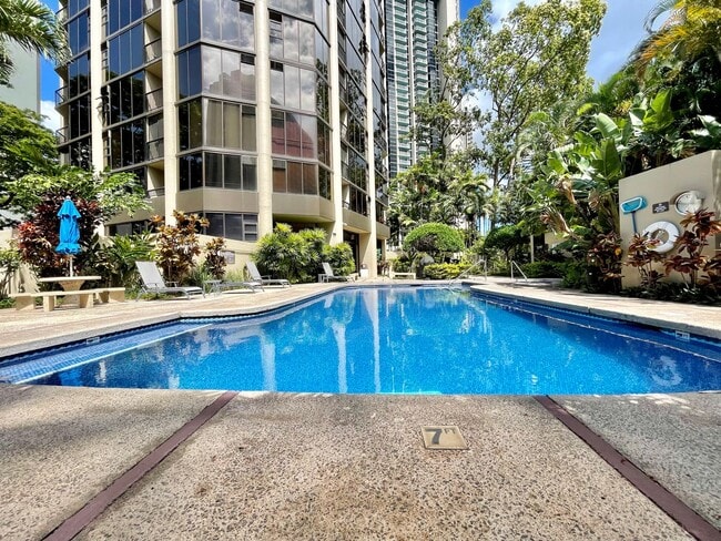 Building Photo - Penthouse Unit in Downtown Honolulu – 2 Be...