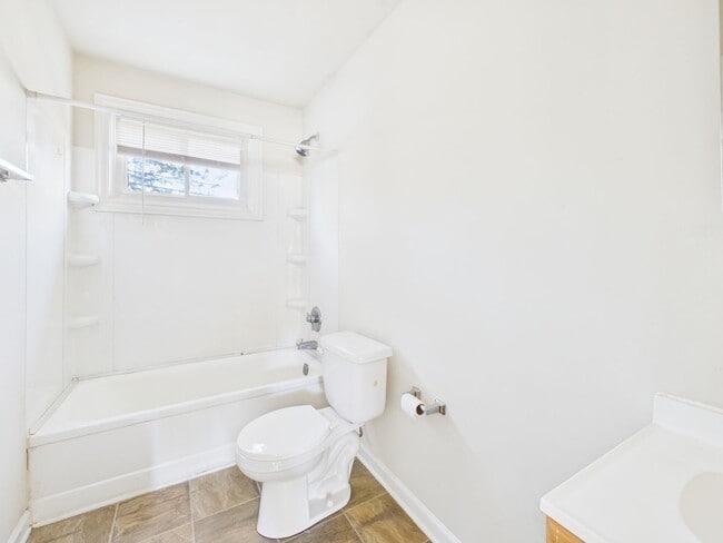 Building Photo - 2102 Brockway Ln