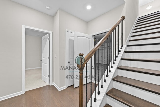 Building Photo - A beautifully maintained 3-bedroom, 3.5-ba...