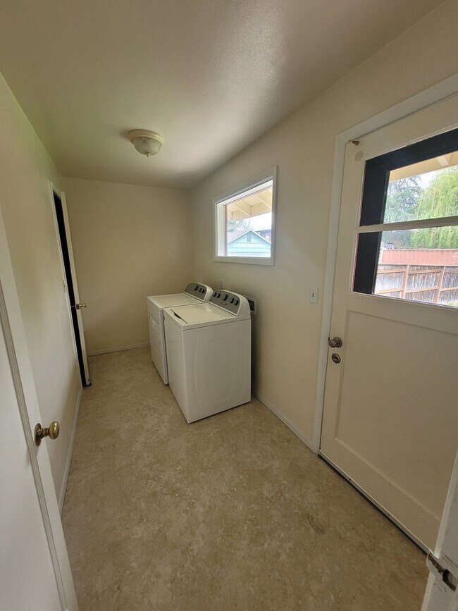 Building Photo - Charming 3BD/1BA located within walking distance to Friendly/College Hill neighborhood Market of ...