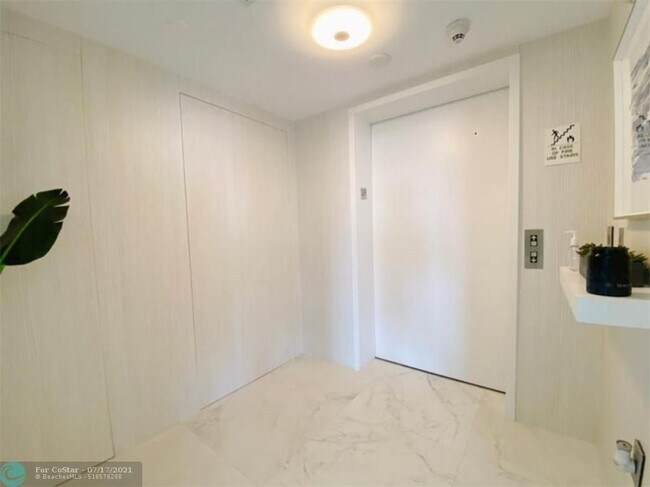 Building Photo - 9559 Collins Ave