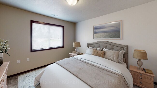 Building Photo - TOWN HOME WITH INDIVIDUAL ENTRANCE, WALK O...
