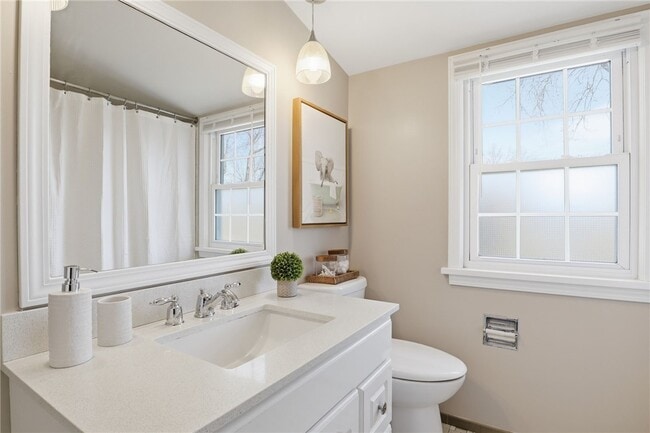 Building Photo - 37 Oakmount Dr