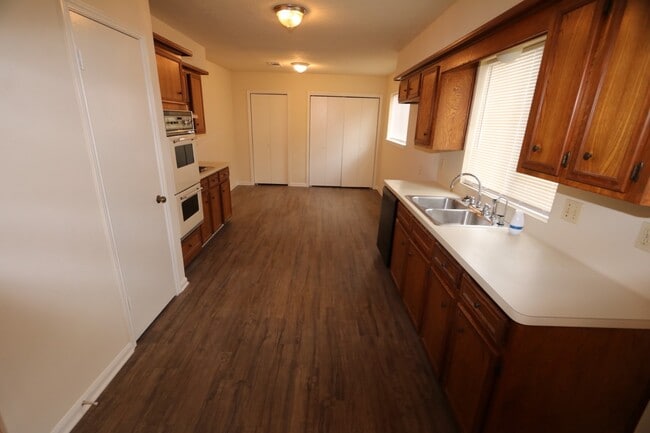 Building Photo - 15819 Spruce Point Dr