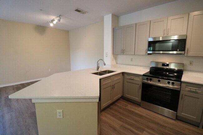 Building Photo - 560 Florida Club Blvd