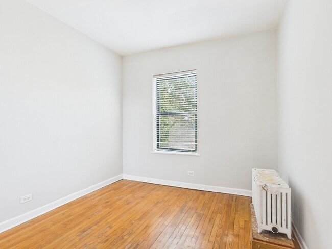 Building Photo - 5003 S Prairie Ave