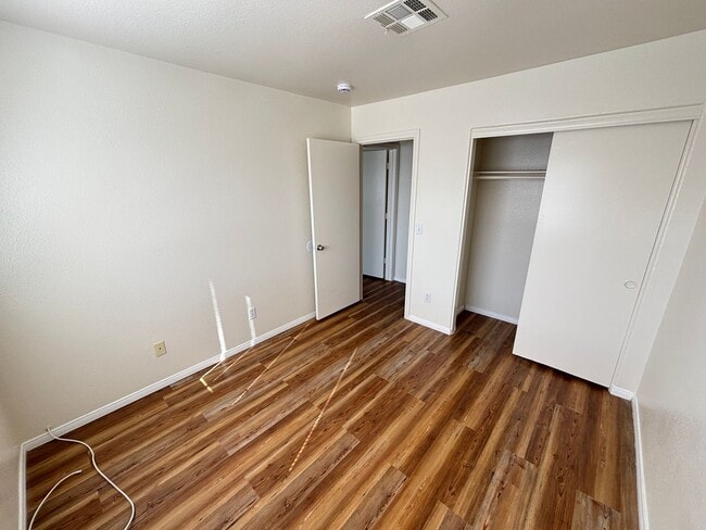 Building Photo - Beautiful 3Bed/3Bath Townhome w/ Garage lo...
