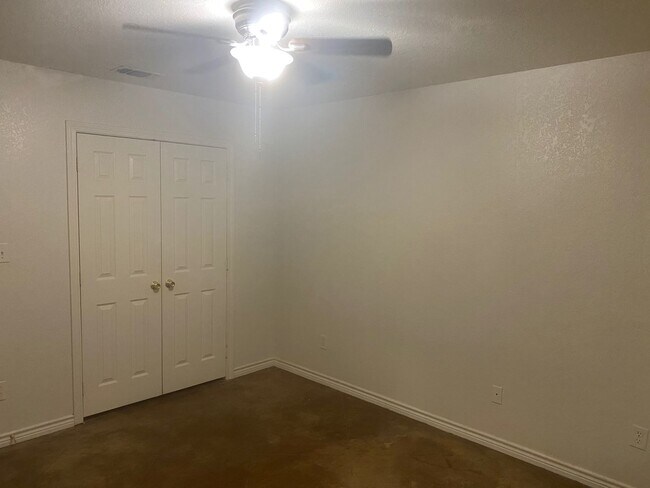 Building Photo - Affordable Elegance: 3 Bedroom Duplex in P...