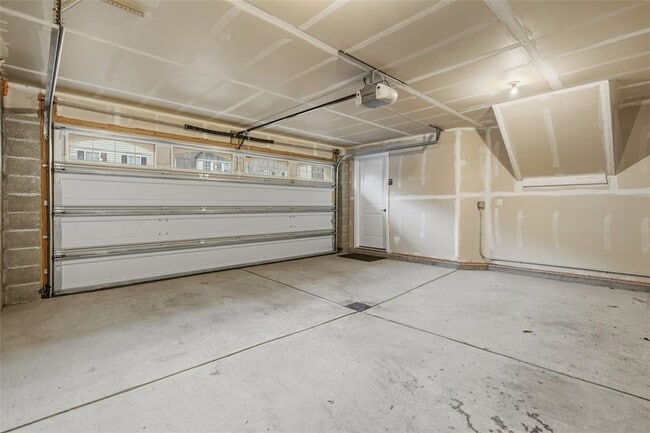 Building Photo - 1204 Pointe View Dr