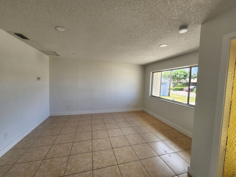 Building Photo - REMODELED 2 bedroom 2 bathroom in NE Cape Coral