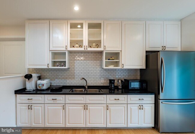 Building Photo - 4614 ROXBURY Dr