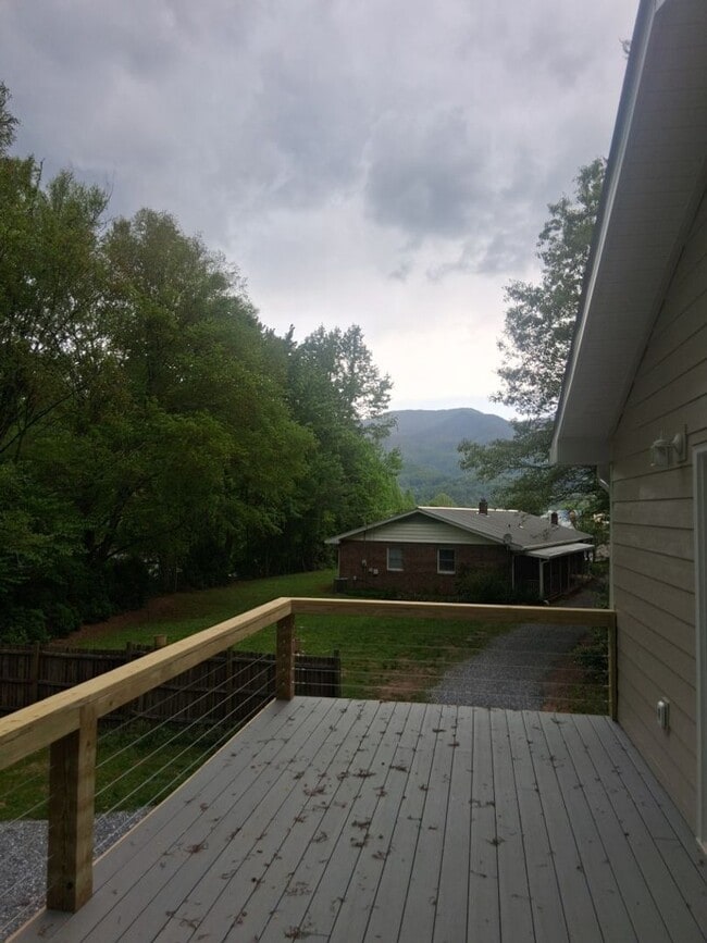 Building Photo - $1,800 - 2 Bedroom 2 Bathroom Newly Renova...