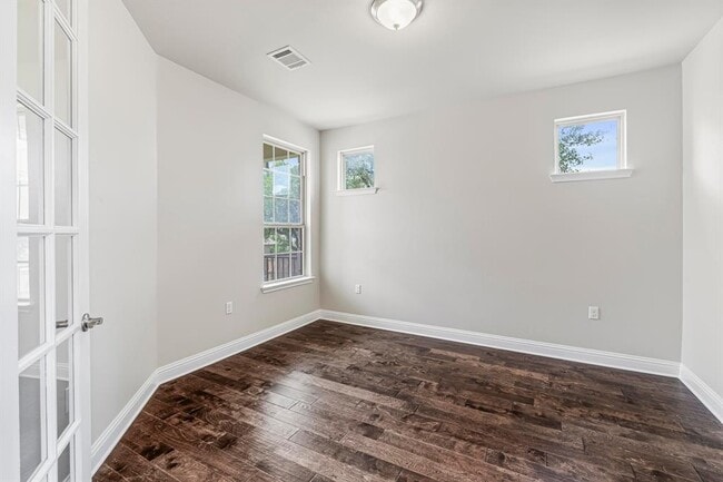Building Photo - 505 Fair Oaks Dr