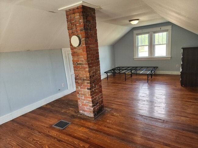 Building Photo - Cute Renovated 2 Bedroom Home with Huge Garage on large lot!