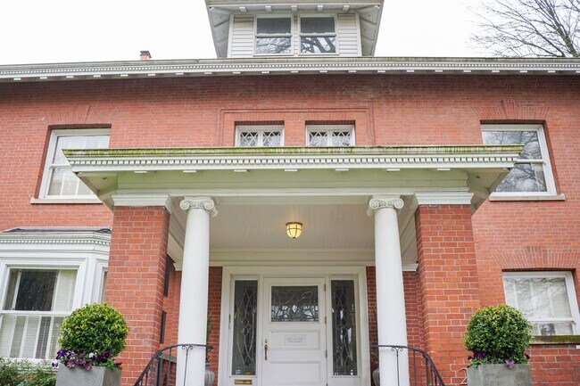 Building Photo - Spacious Nob Hill Historic Property with a...