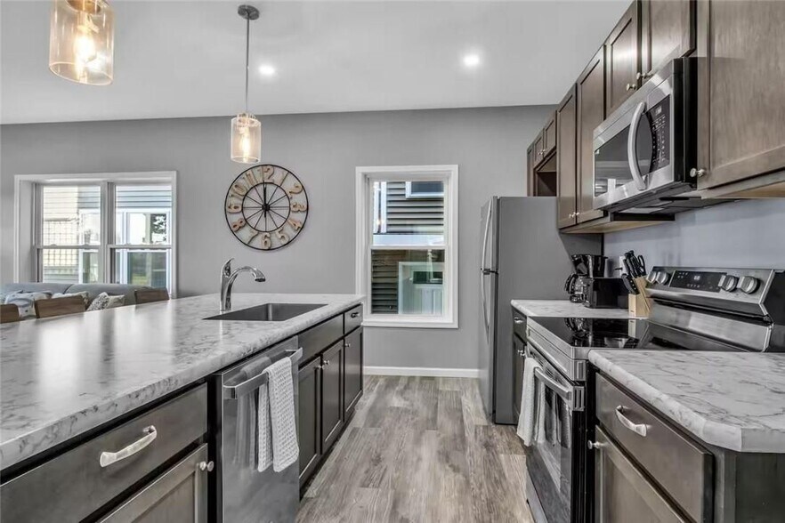 Building Photo - 140 Seymour, Lower St