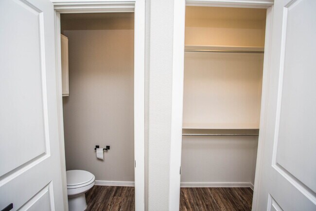 Building Photo - Modern 3/2/1 Duplex!