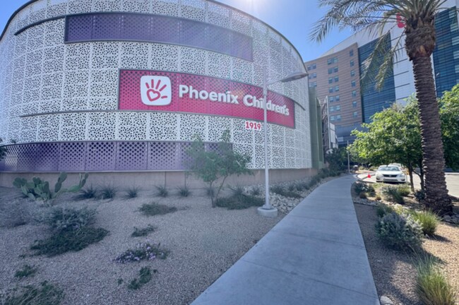 Building Photo - 3Bed/2.5Bath Townhouse at 24th St/Thomas! Ready for Immediate Move-In!