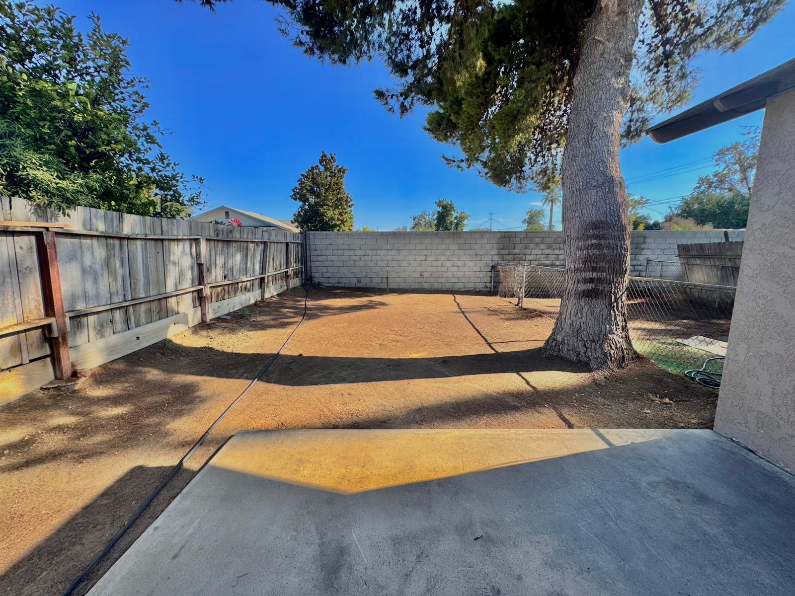 Building Photo - 2811 Dracena St