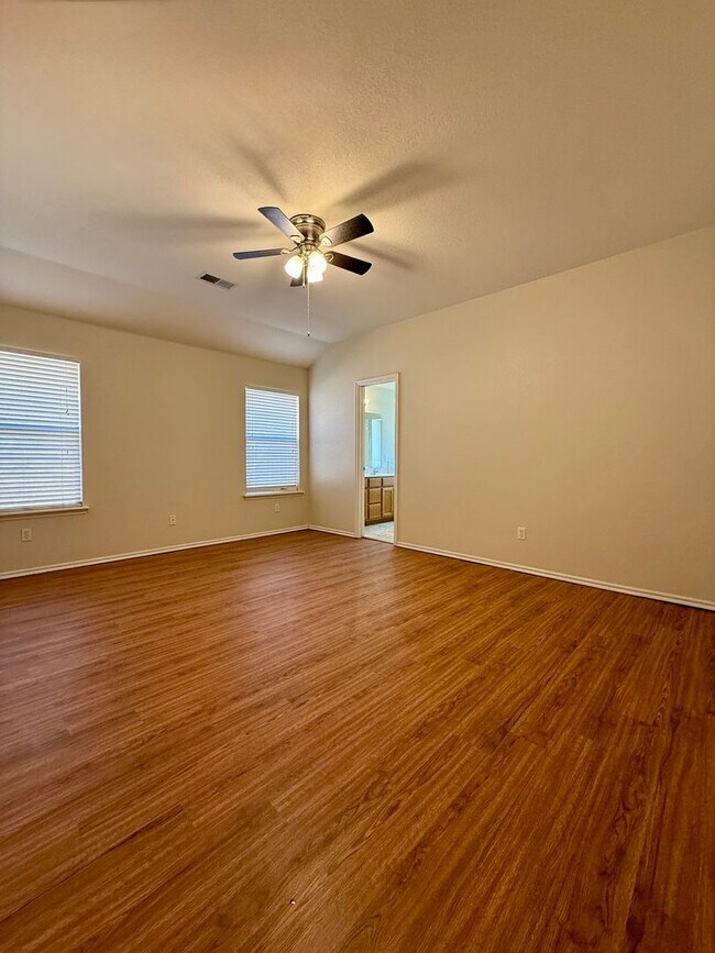 Building Photo - 4 bedroom with Storm Shelter in Yukon Gate...