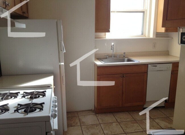 Building Photo - Charming 5 Bedroom-No Broker Fee