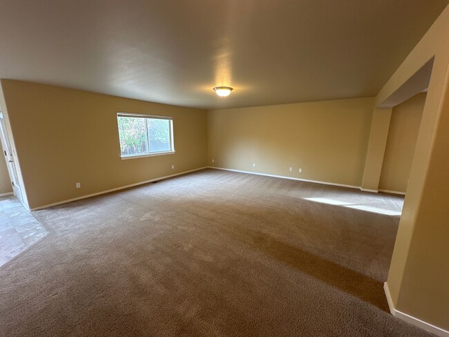 Building Photo - $500 Off 1st MONTH'S RENT, Eastside House,...