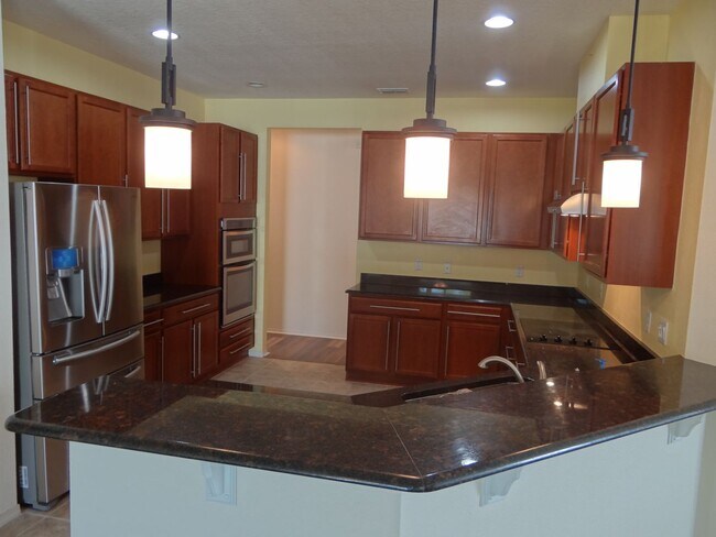 Building Photo - Spacious 4/2/2 home in south St Petersburg