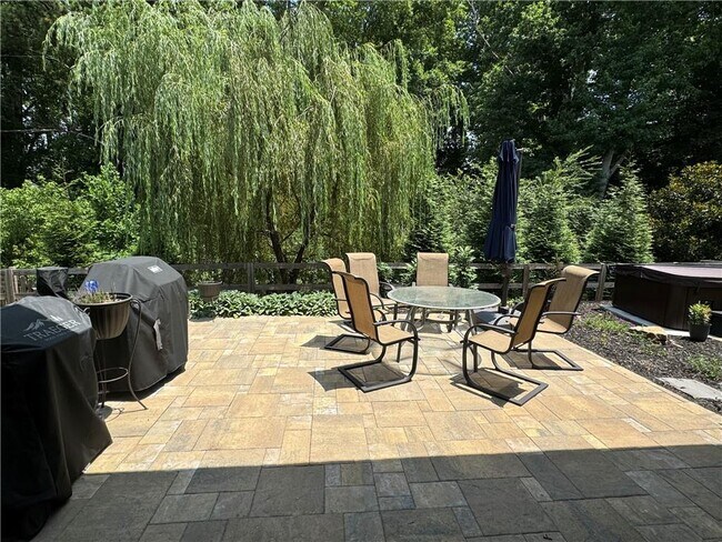 Building Photo - 512 Edgewater Dr