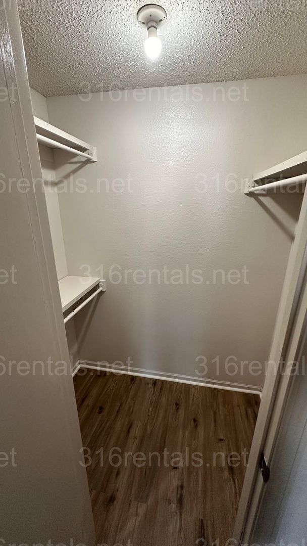 Building Photo - $895- 2 bedroom 1 bath - Apartment located...