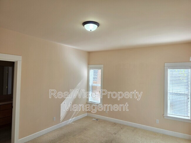 Building Photo - 2423 NW Awbrey Rd