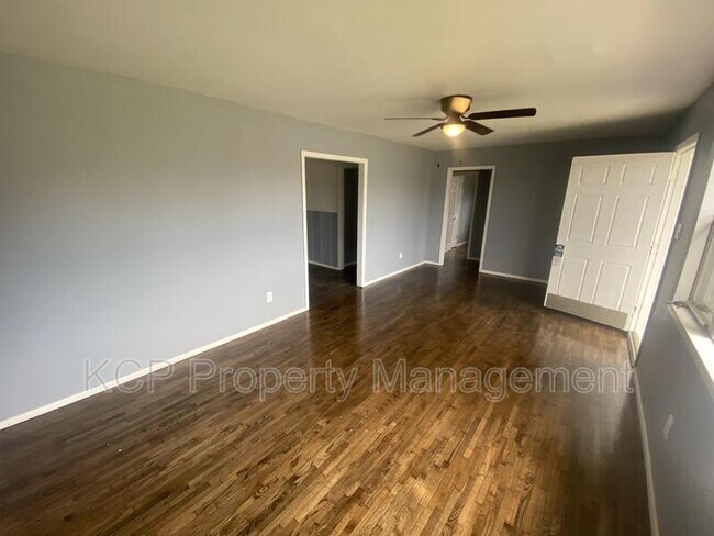 Building Photo - 2819 Phoenix Ave