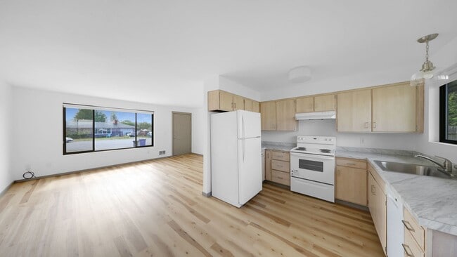 Building Photo - 3 Bed 1 Bath - Remodeled - Pet per Approva...