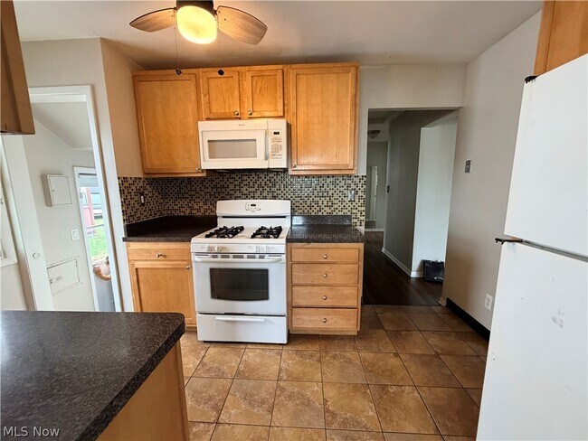 Building Photo - 3023 Torrington Ave