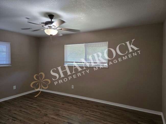 Building Photo - 409 Sharron Dr