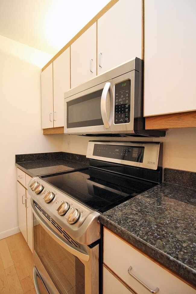 Building Photo - 1710 S Harbor Way