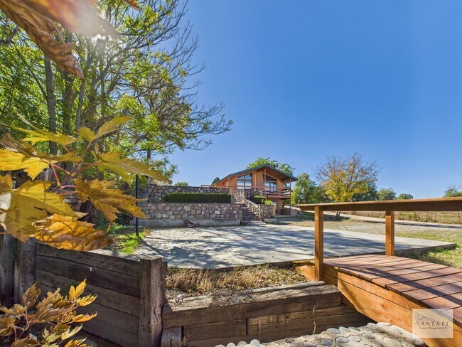 Building Photo - Single Family Home minutes from Los Alamos/Pojoaque