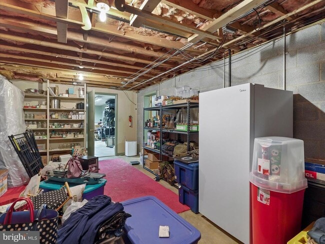 Building Photo - 560 Meadowview Cir