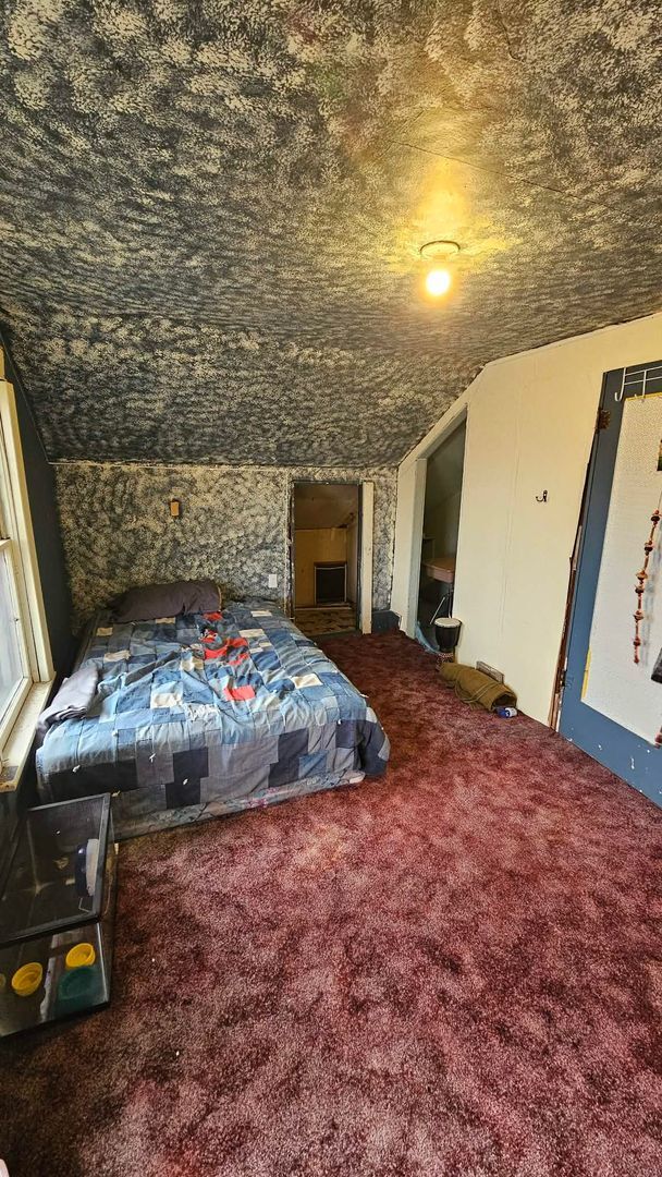 Building Photo - Large Corner Lot House